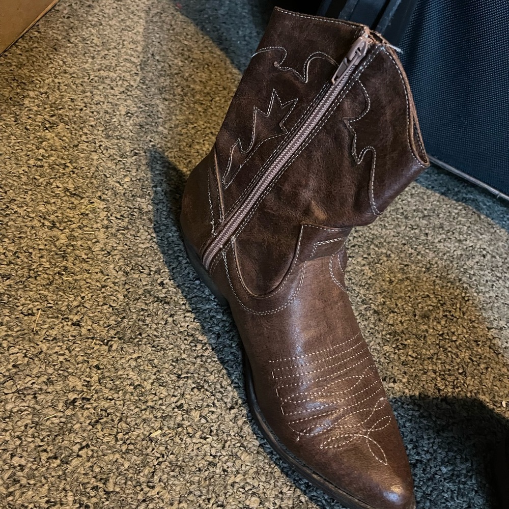 Short cowgirl boots. Size 7 1/2-8.